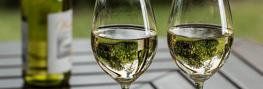 drewniany regał na wino